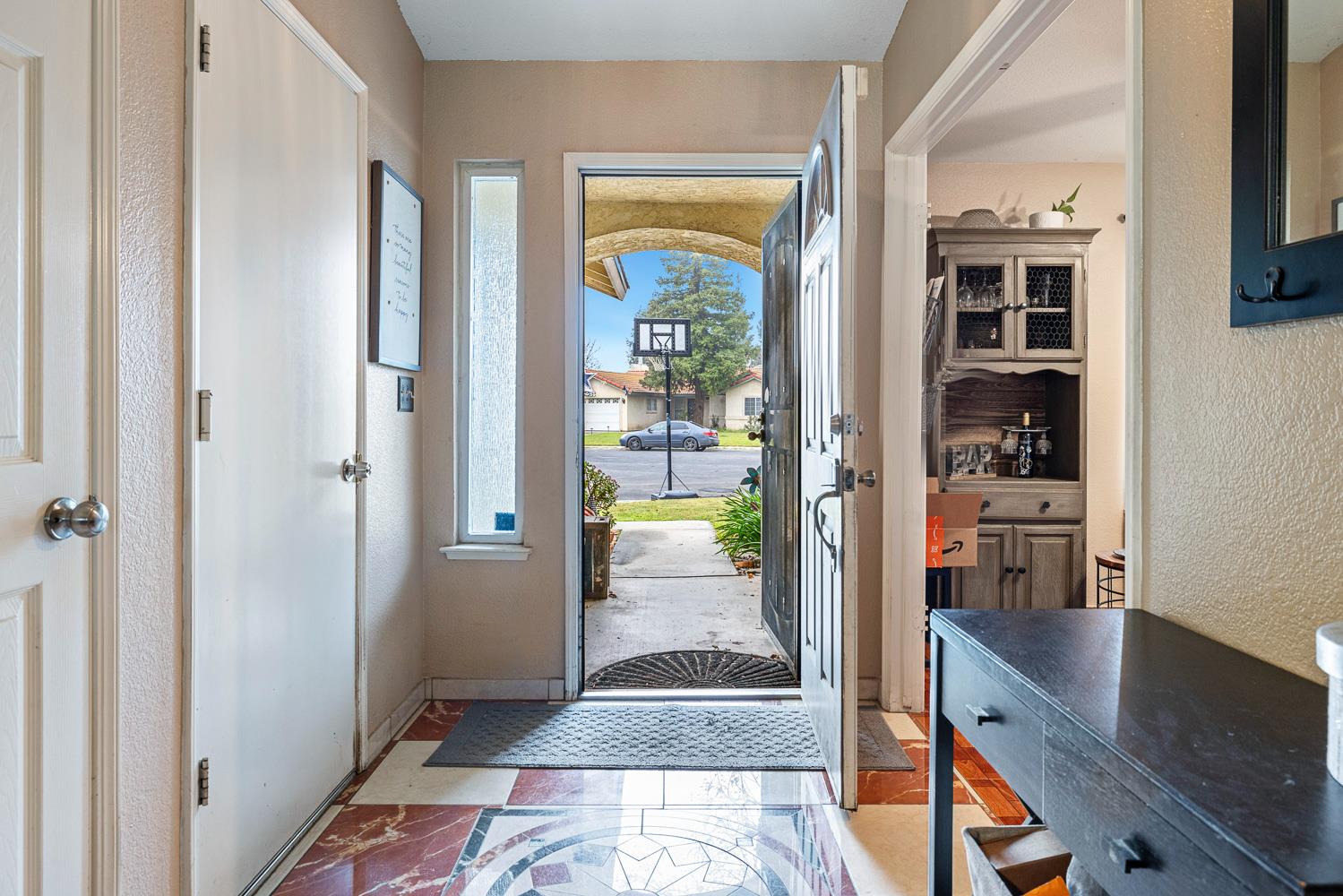 266 S Bordeaux Ave, Kerman, CA 93630
