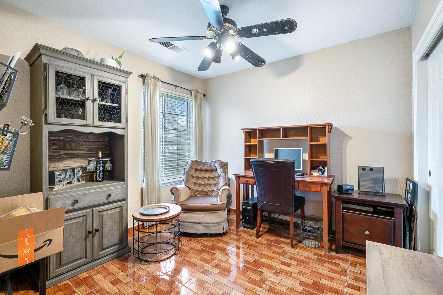 266 S Bordeaux Ave, Kerman, CA 93630