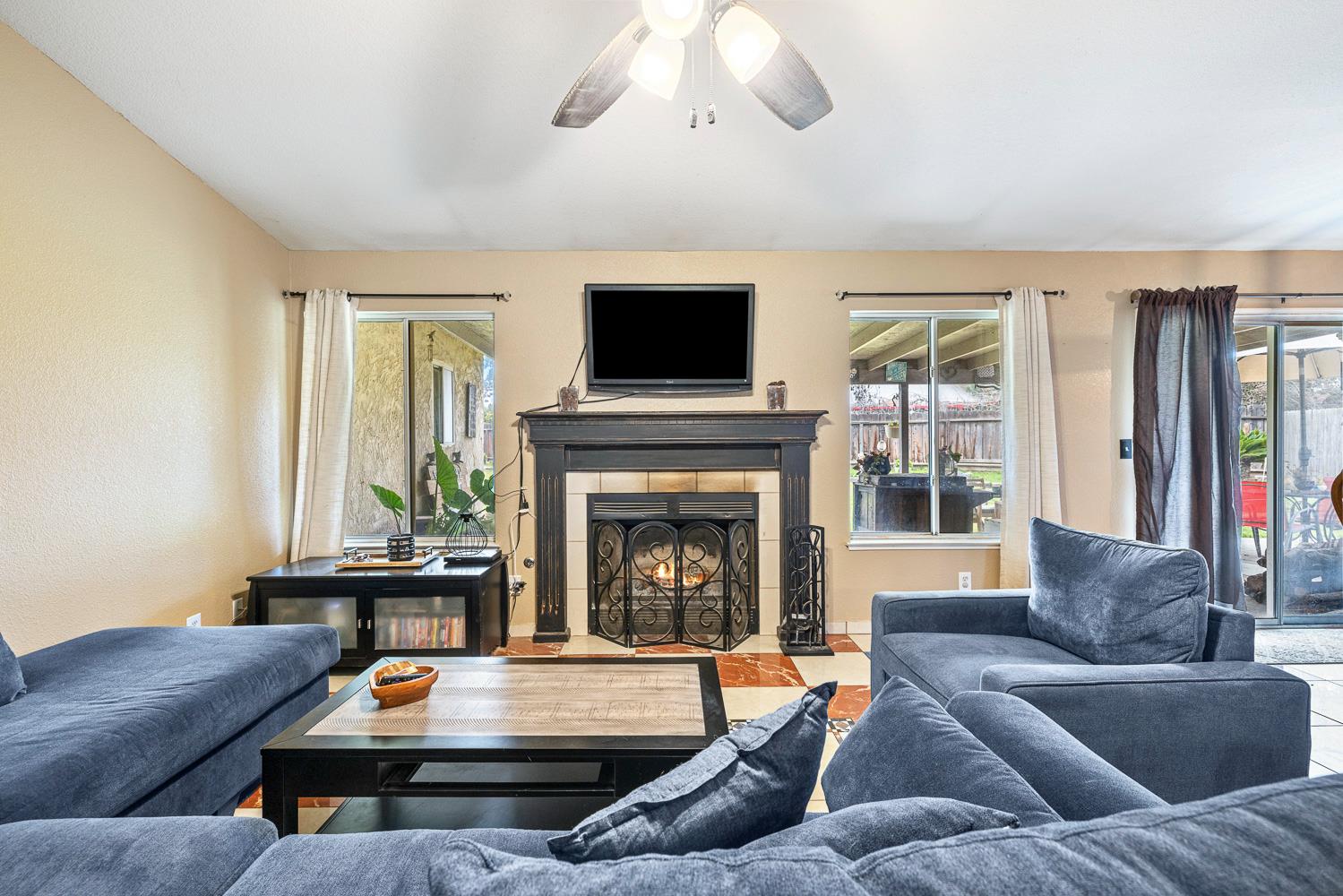 266 S Bordeaux Ave, Kerman, CA 93630
