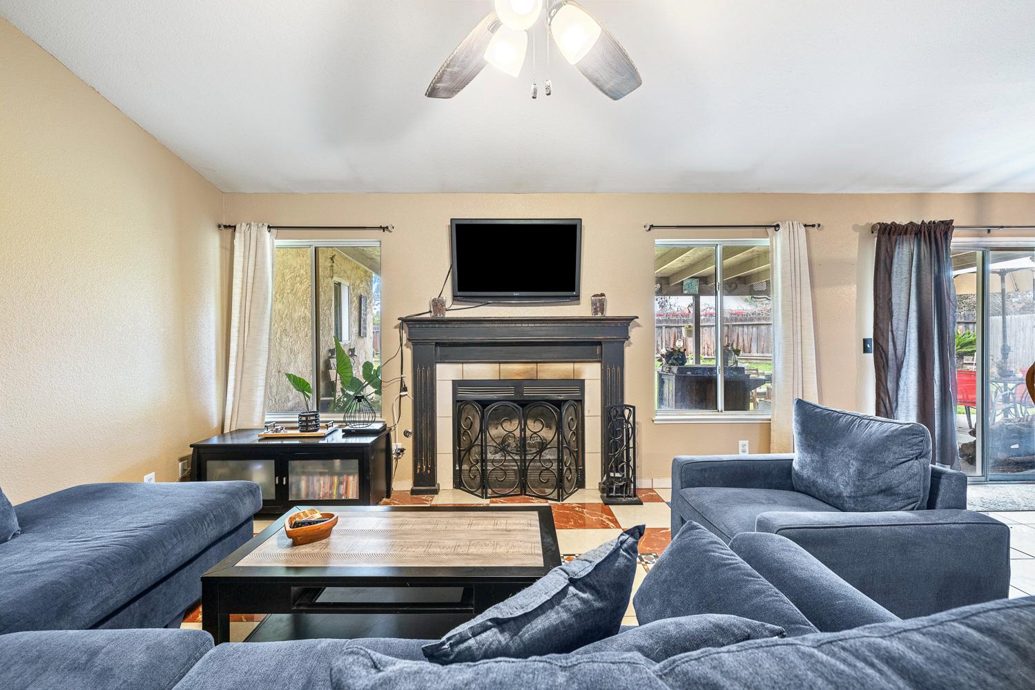 266 S Bordeaux Ave, Kerman, CA 93630