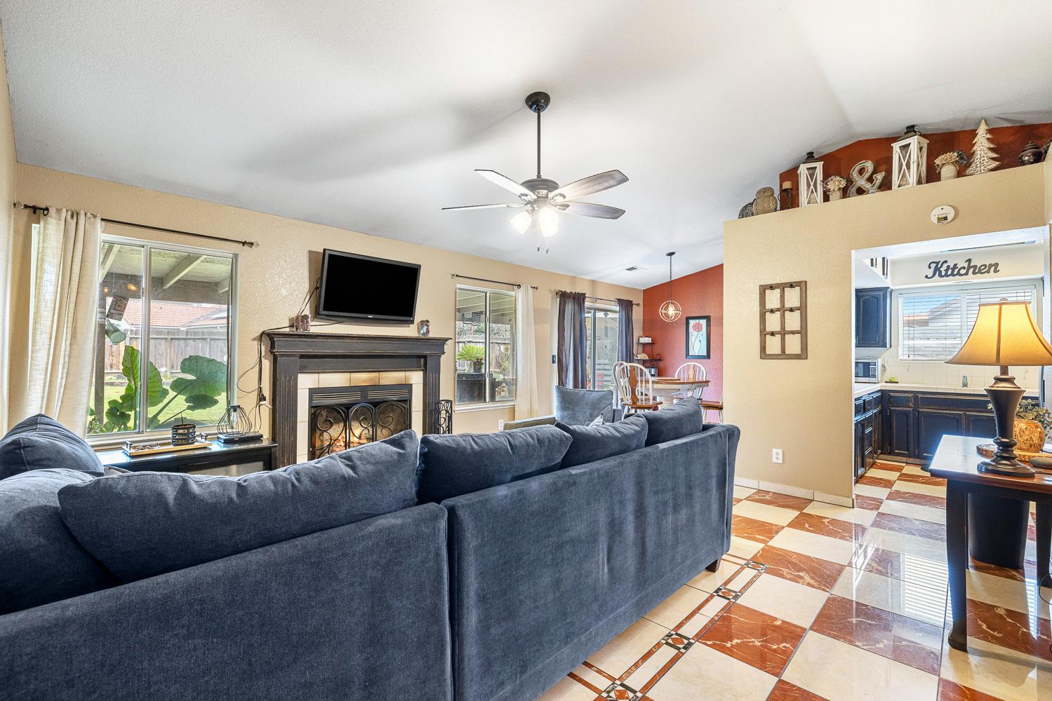 266 S Bordeaux Ave, Kerman, CA 93630