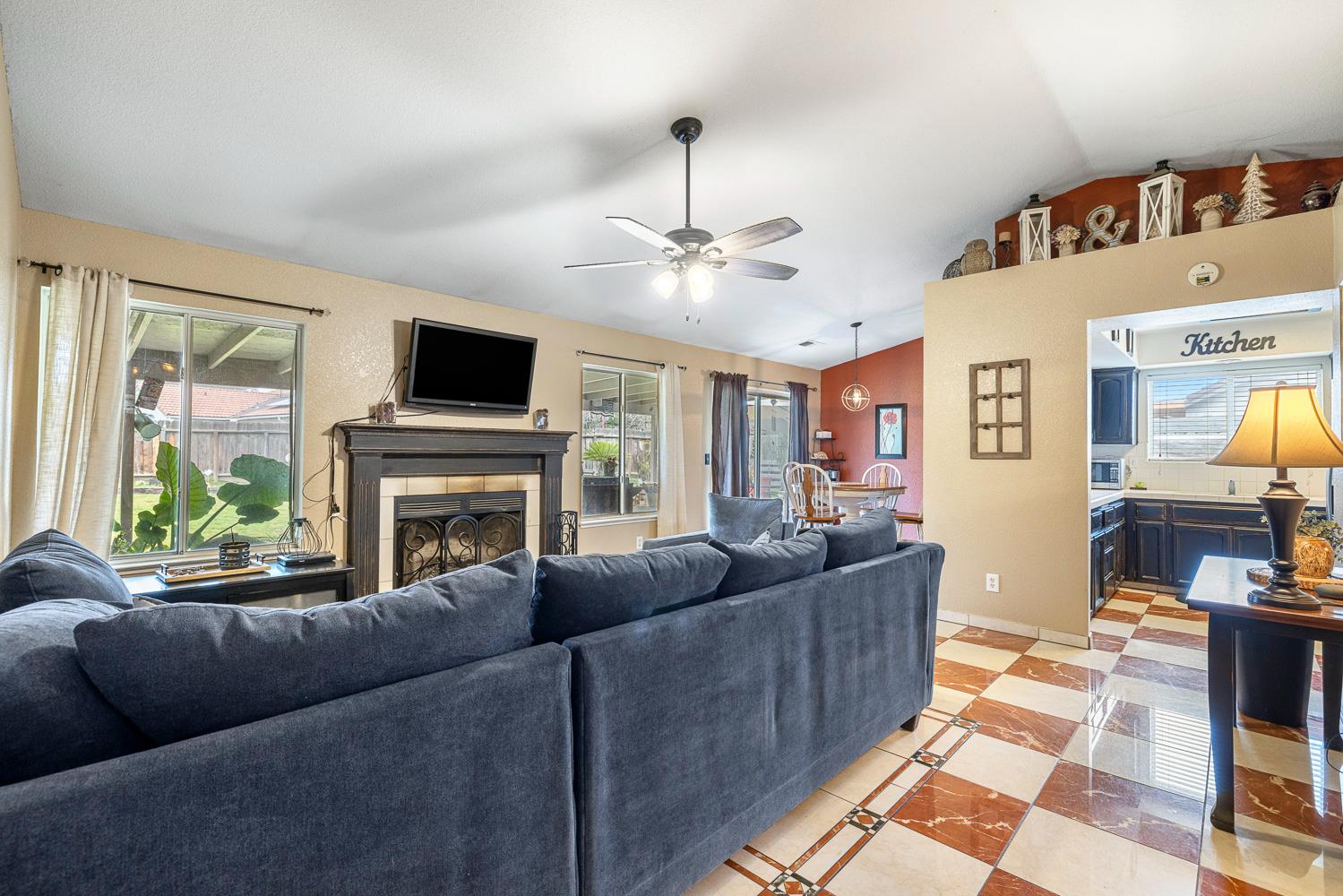 266 S Bordeaux Ave, Kerman, CA 93630