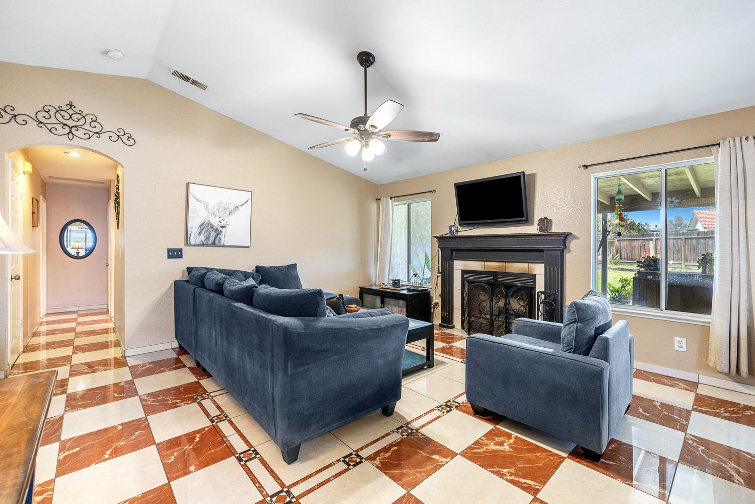266 S Bordeaux Ave, Kerman, CA 93630