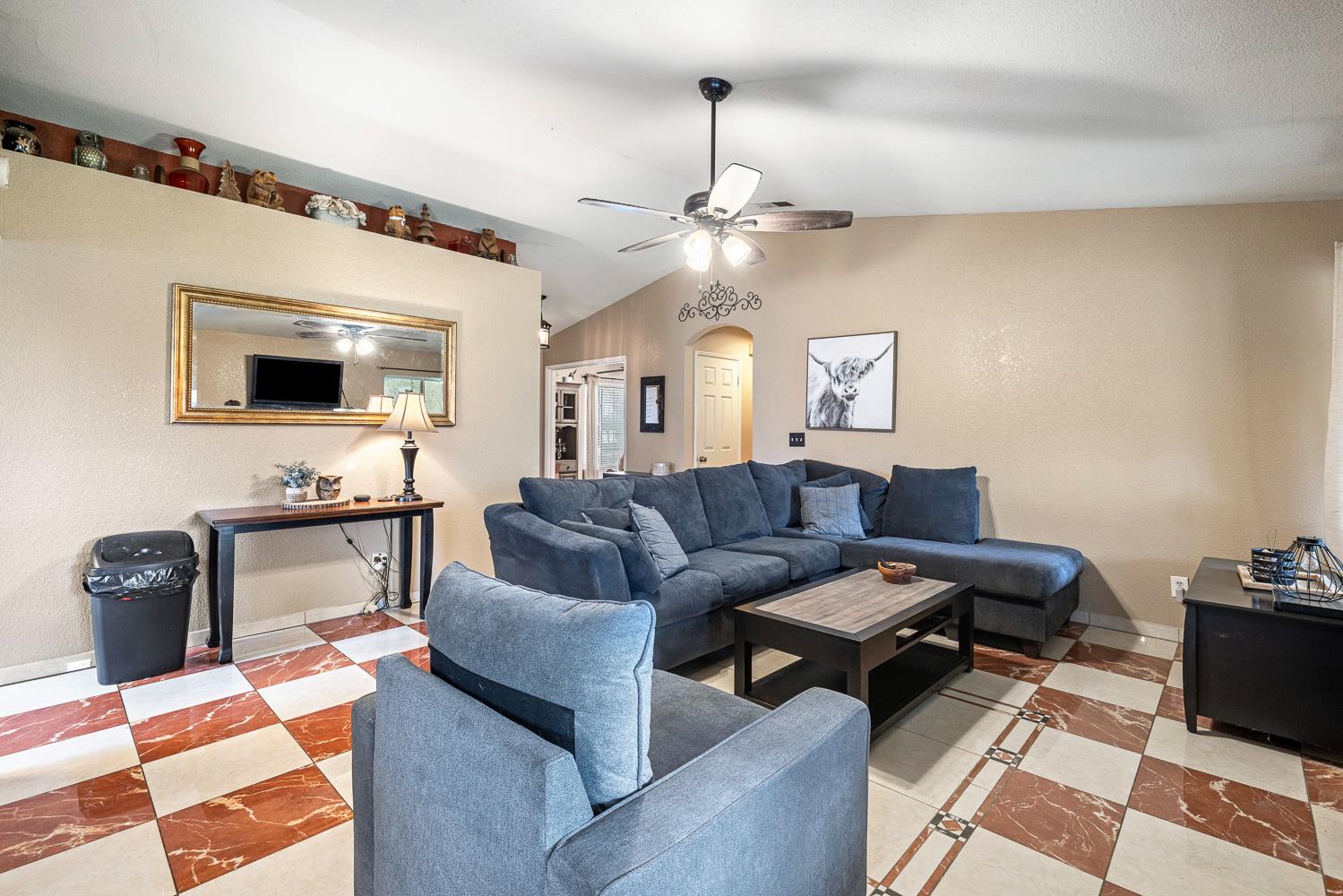 266 S Bordeaux Ave, Kerman, CA 93630