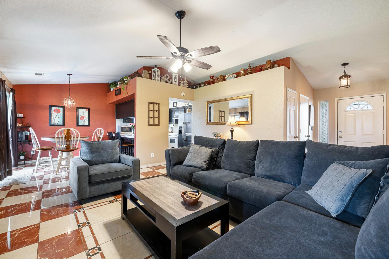 266 S Bordeaux Ave, Kerman, CA 93630