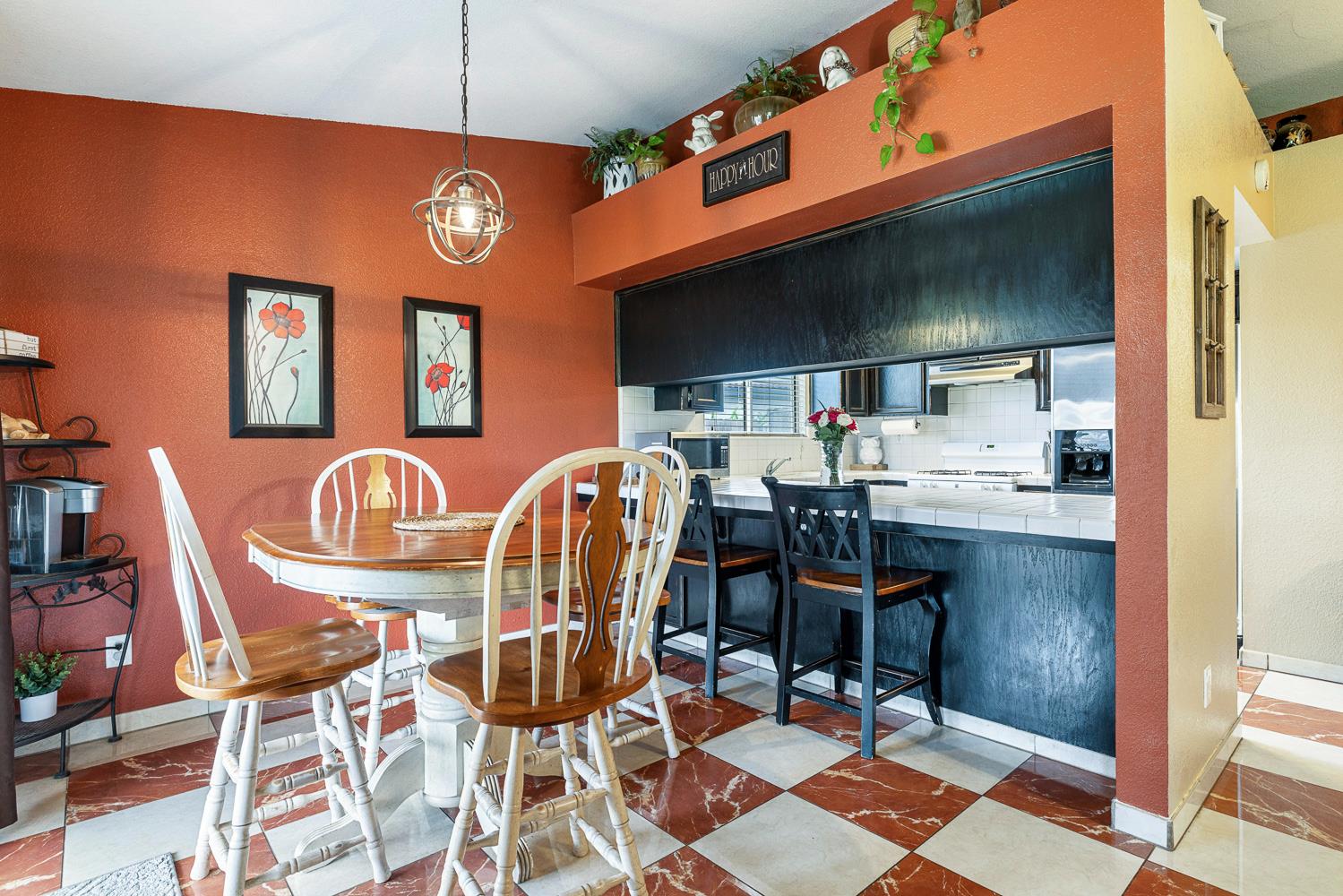 266 S Bordeaux Ave, Kerman, CA 93630
