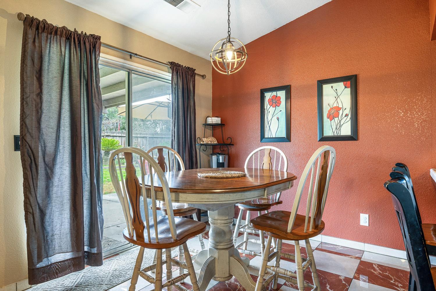 266 S Bordeaux Ave, Kerman, CA 93630