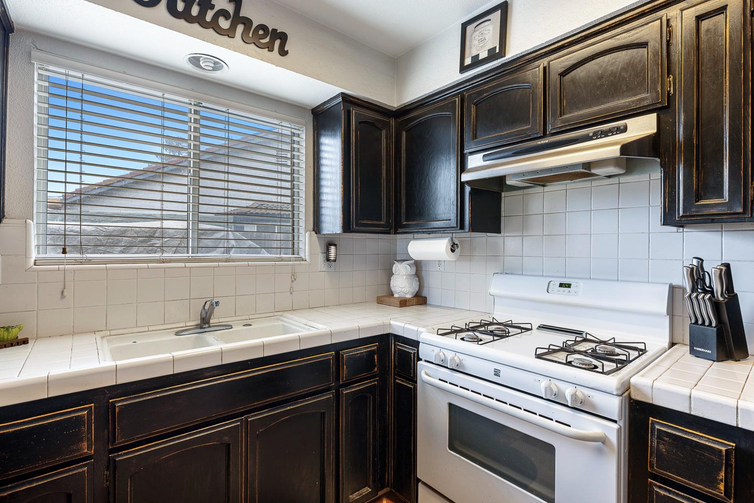 266 S Bordeaux Ave, Kerman, CA 93630