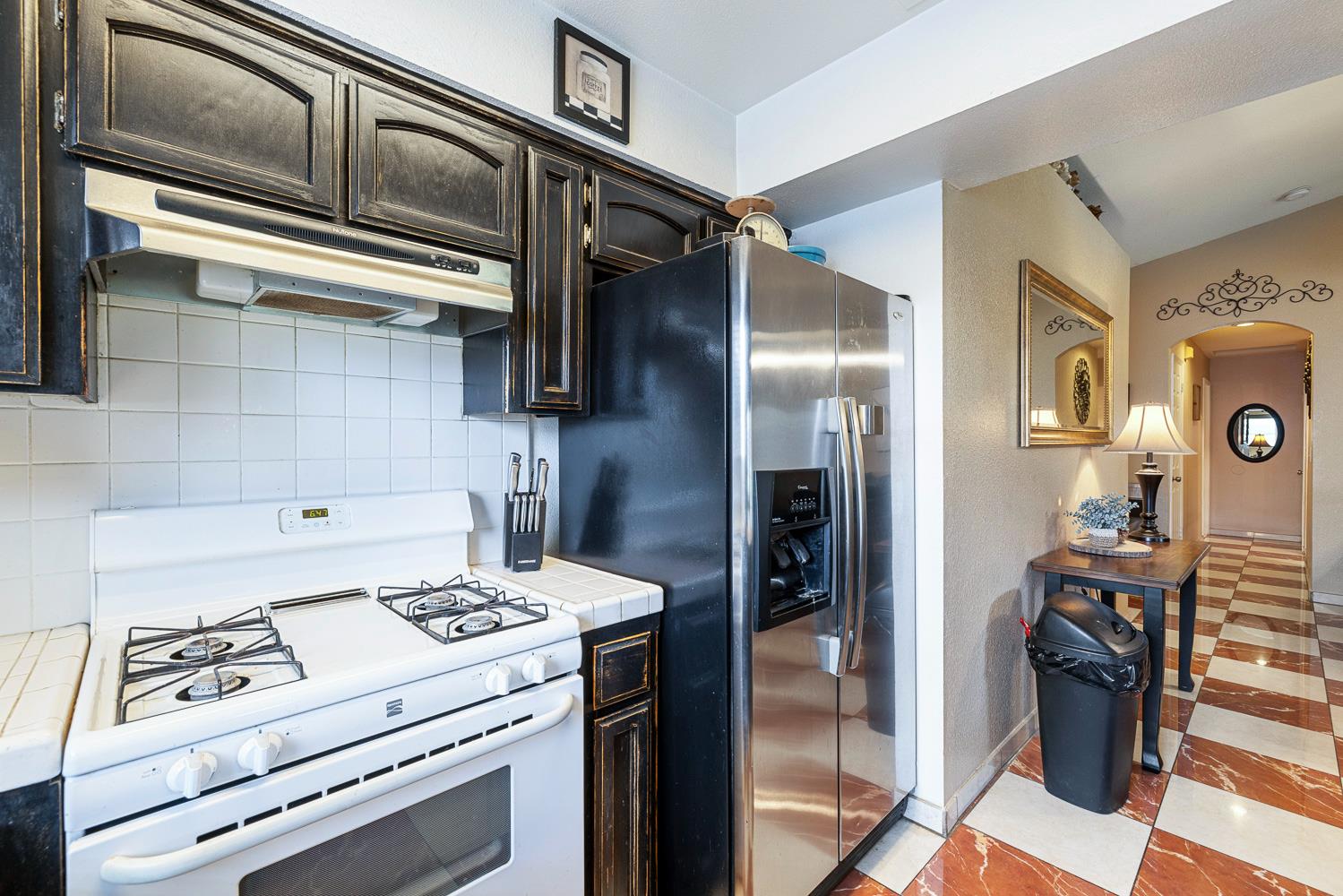 266 S Bordeaux Ave, Kerman, CA 93630
