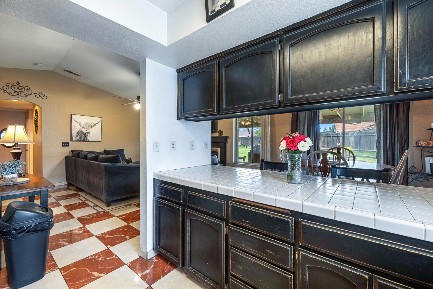 266 S Bordeaux Ave, Kerman, CA 93630