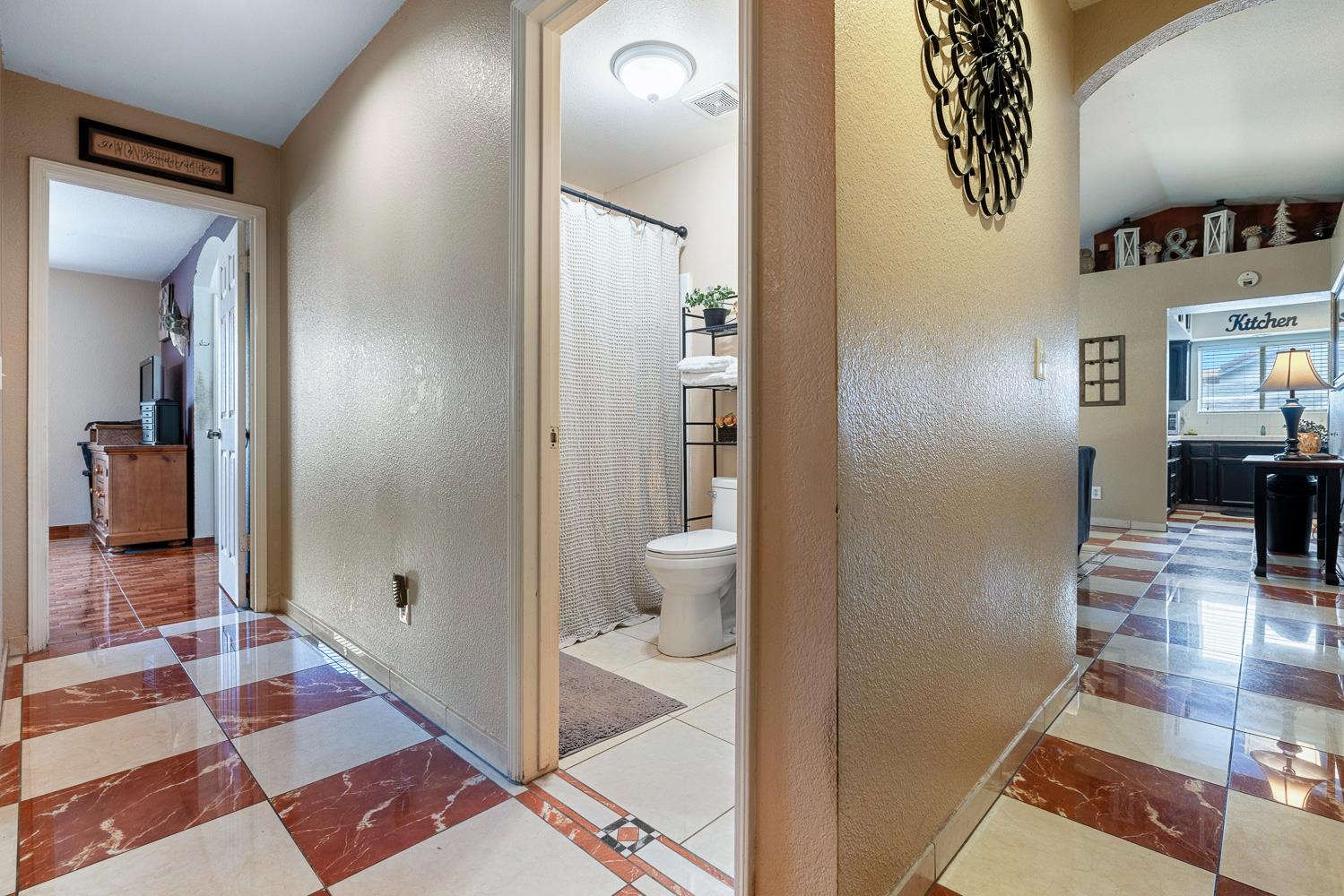 266 S Bordeaux Ave, Kerman, CA 93630