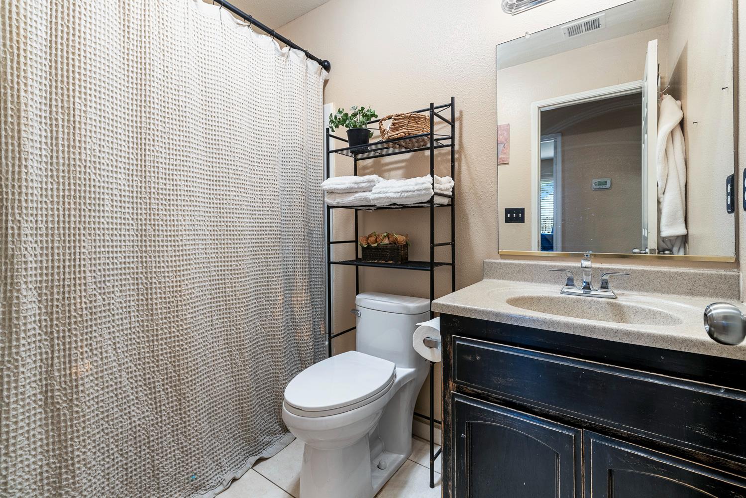 266 S Bordeaux Ave, Kerman, CA 93630