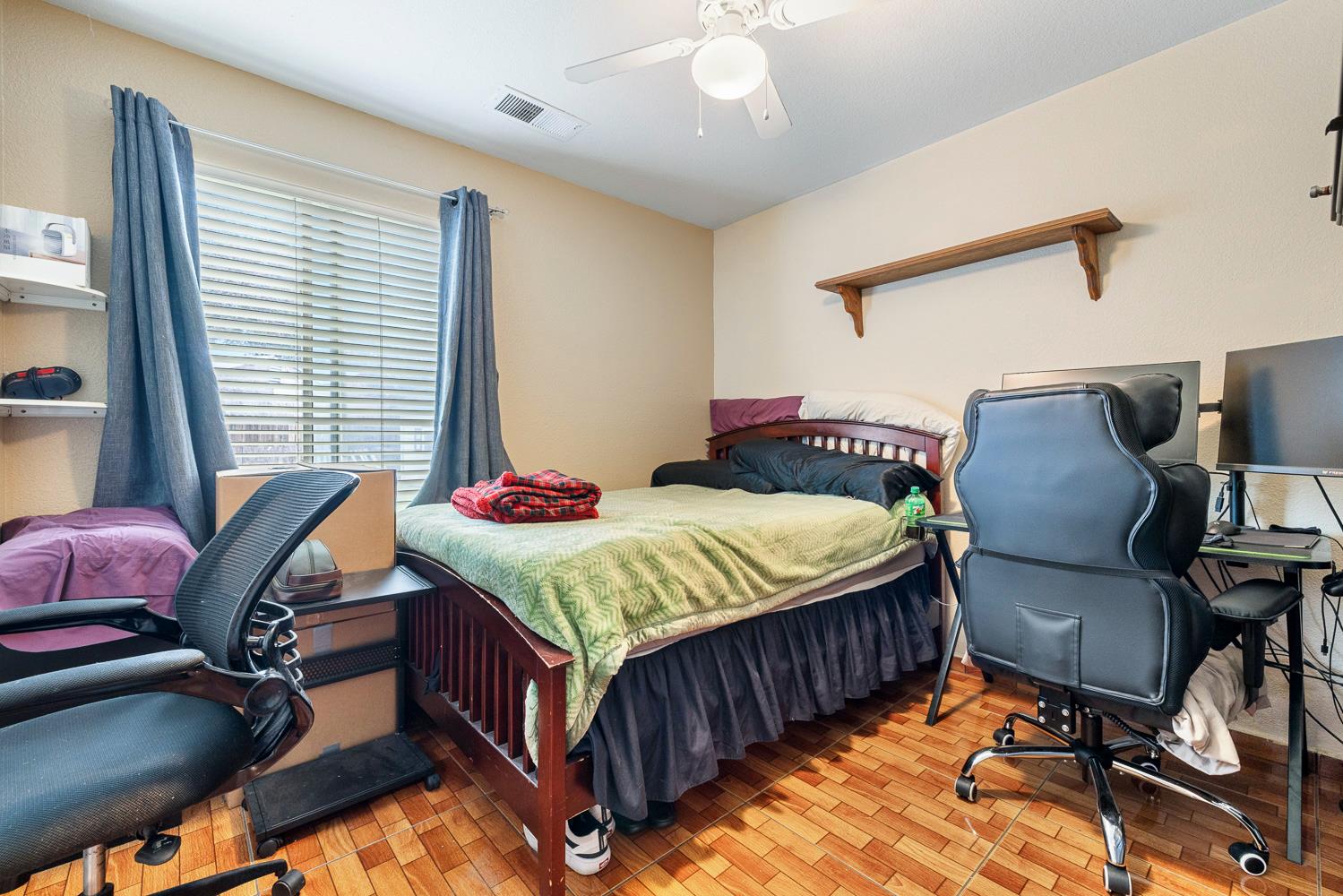 266 S Bordeaux Ave, Kerman, CA 93630
