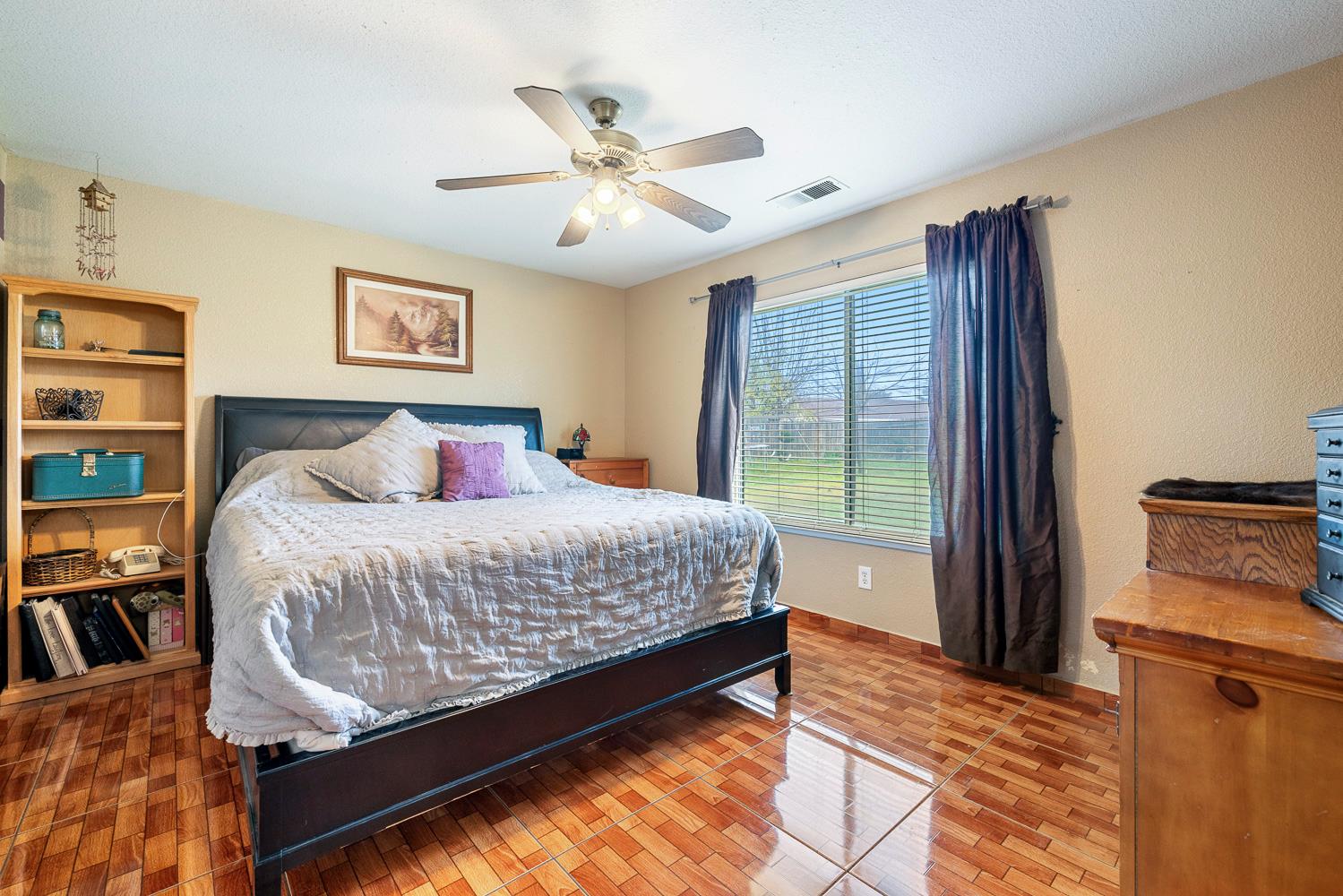 266 S Bordeaux Ave, Kerman, CA 93630