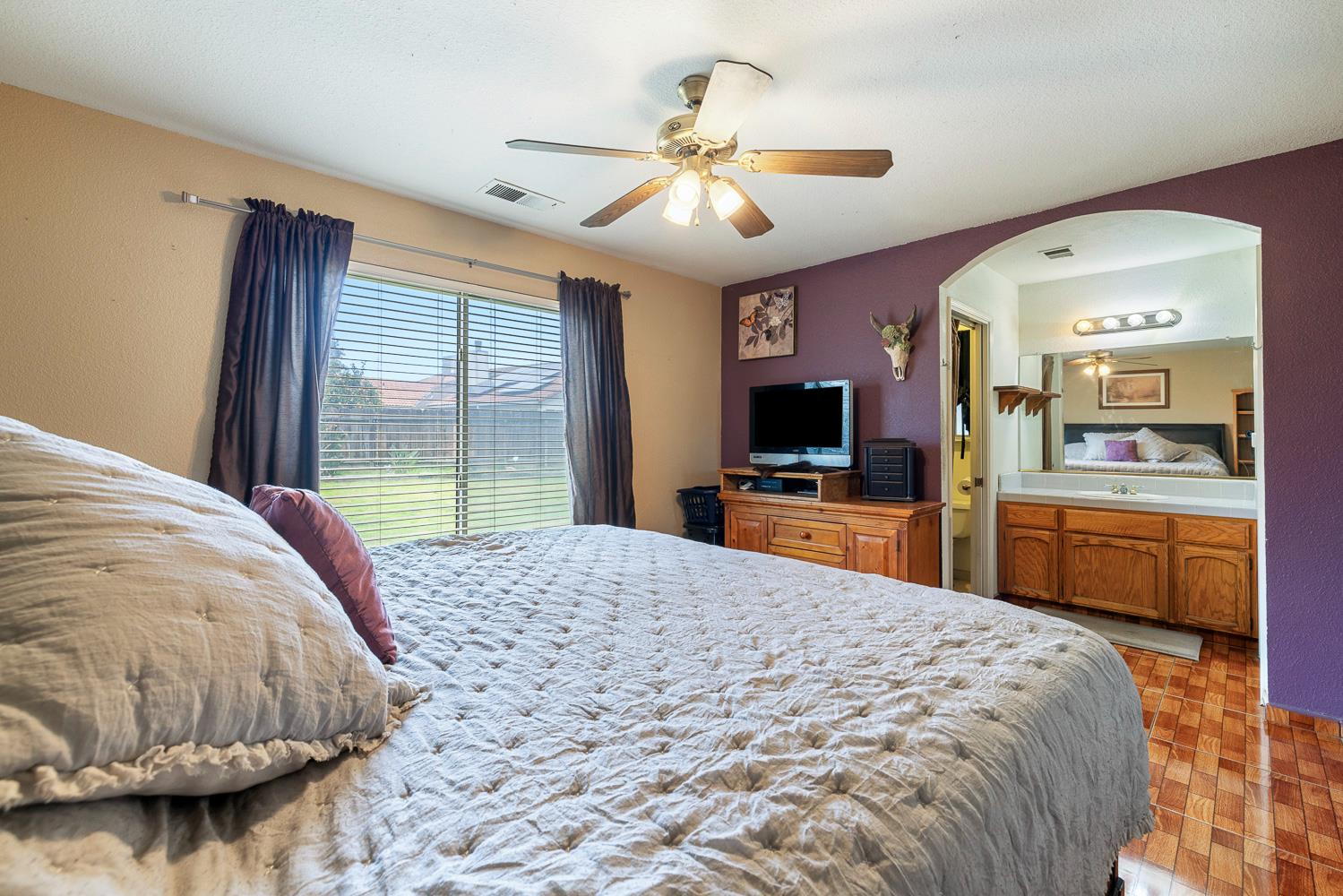 266 S Bordeaux Ave, Kerman, CA 93630