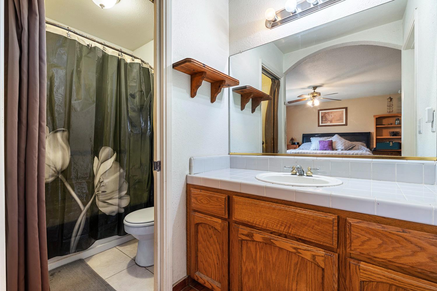 266 S Bordeaux Ave, Kerman, CA 93630