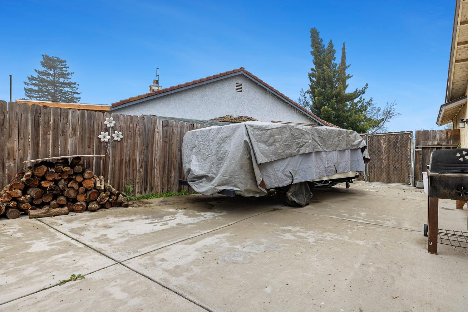 266 S Bordeaux Ave, Kerman, CA 93630