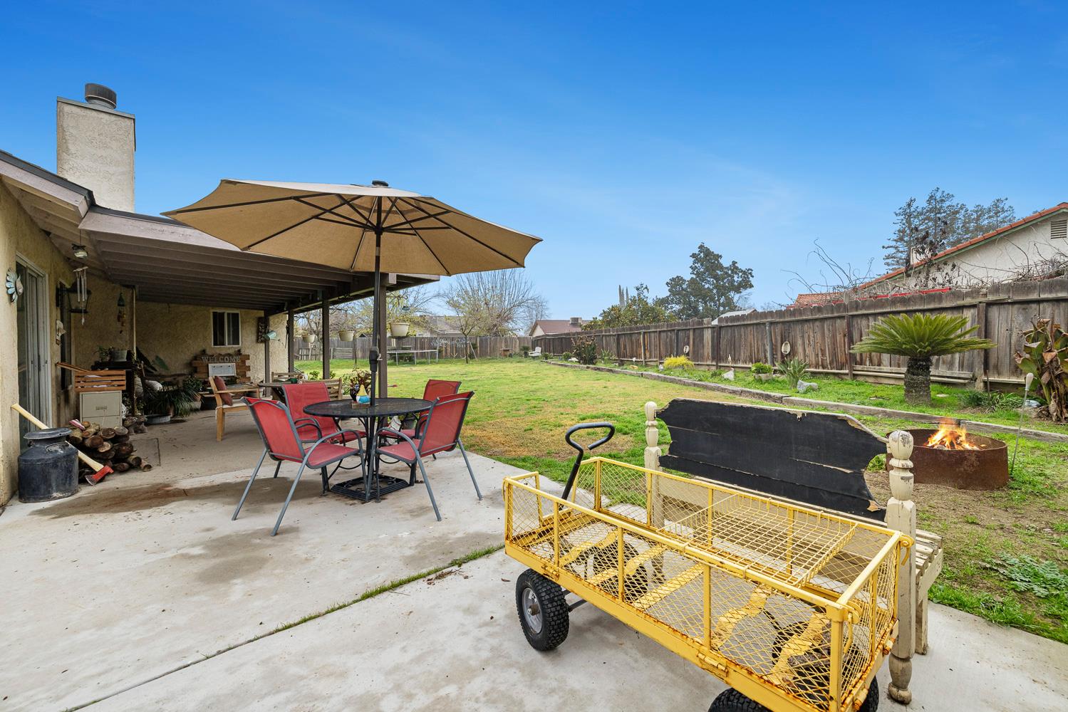 266 S Bordeaux Ave, Kerman, CA 93630