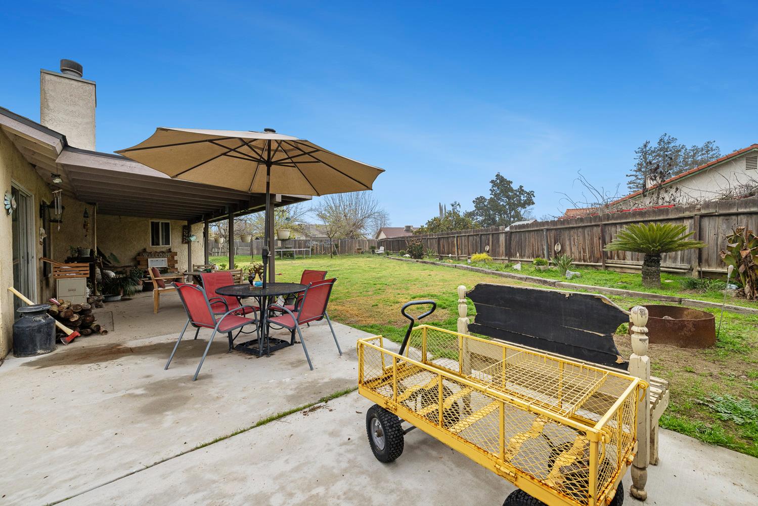 266 S Bordeaux Ave, Kerman, CA 93630