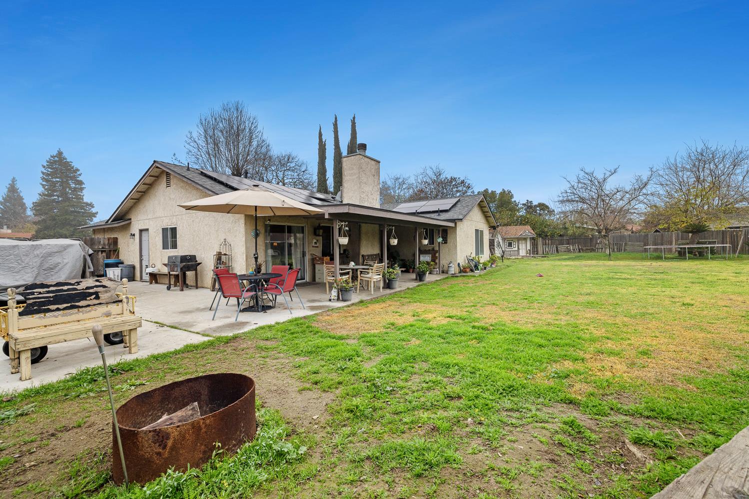 266 S Bordeaux Ave, Kerman, CA 93630