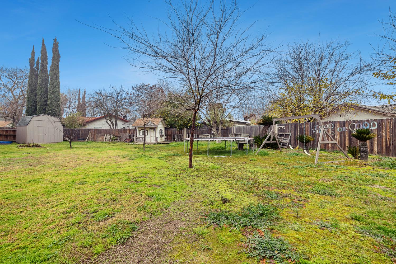 266 S Bordeaux Ave, Kerman, CA 93630
