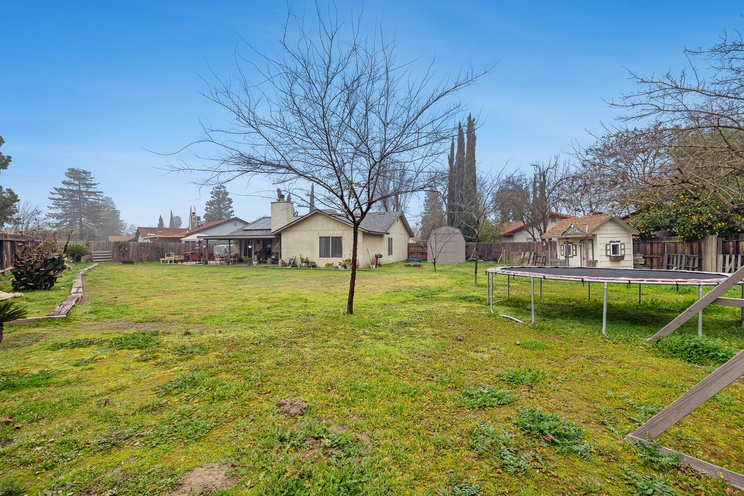 266 S Bordeaux Ave, Kerman, CA 93630