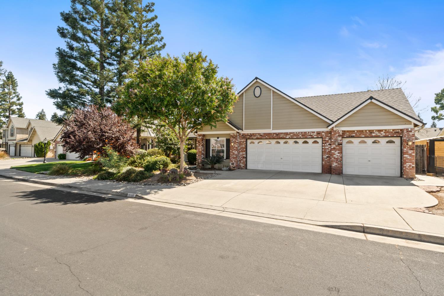 240 W Loyola Ave, Clovis, CA 93619