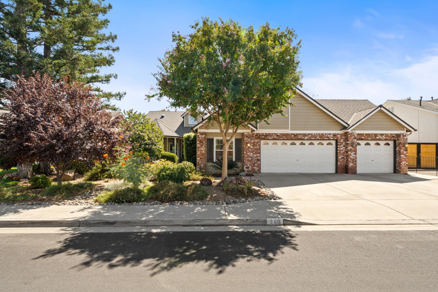 240 W Loyola Ave, Clovis, CA 93619