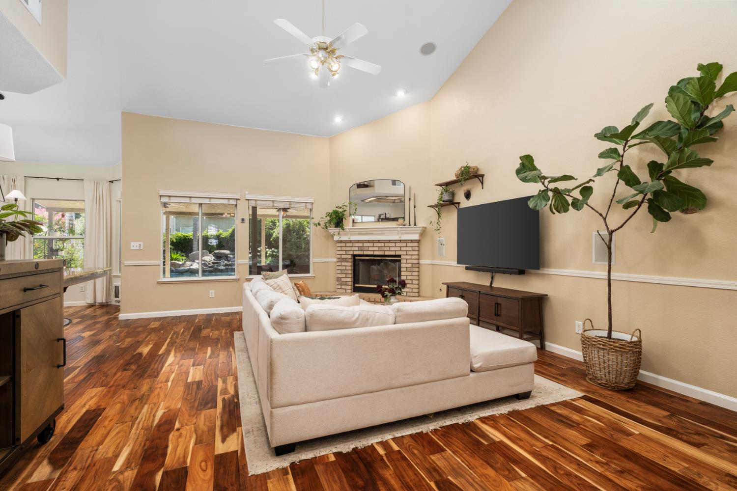 240 W Loyola Ave, Clovis, CA 93619
