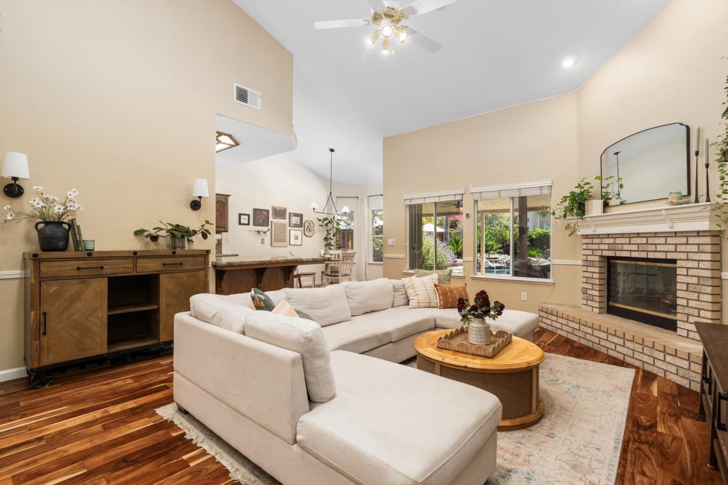 240 W Loyola Ave, Clovis, CA 93619