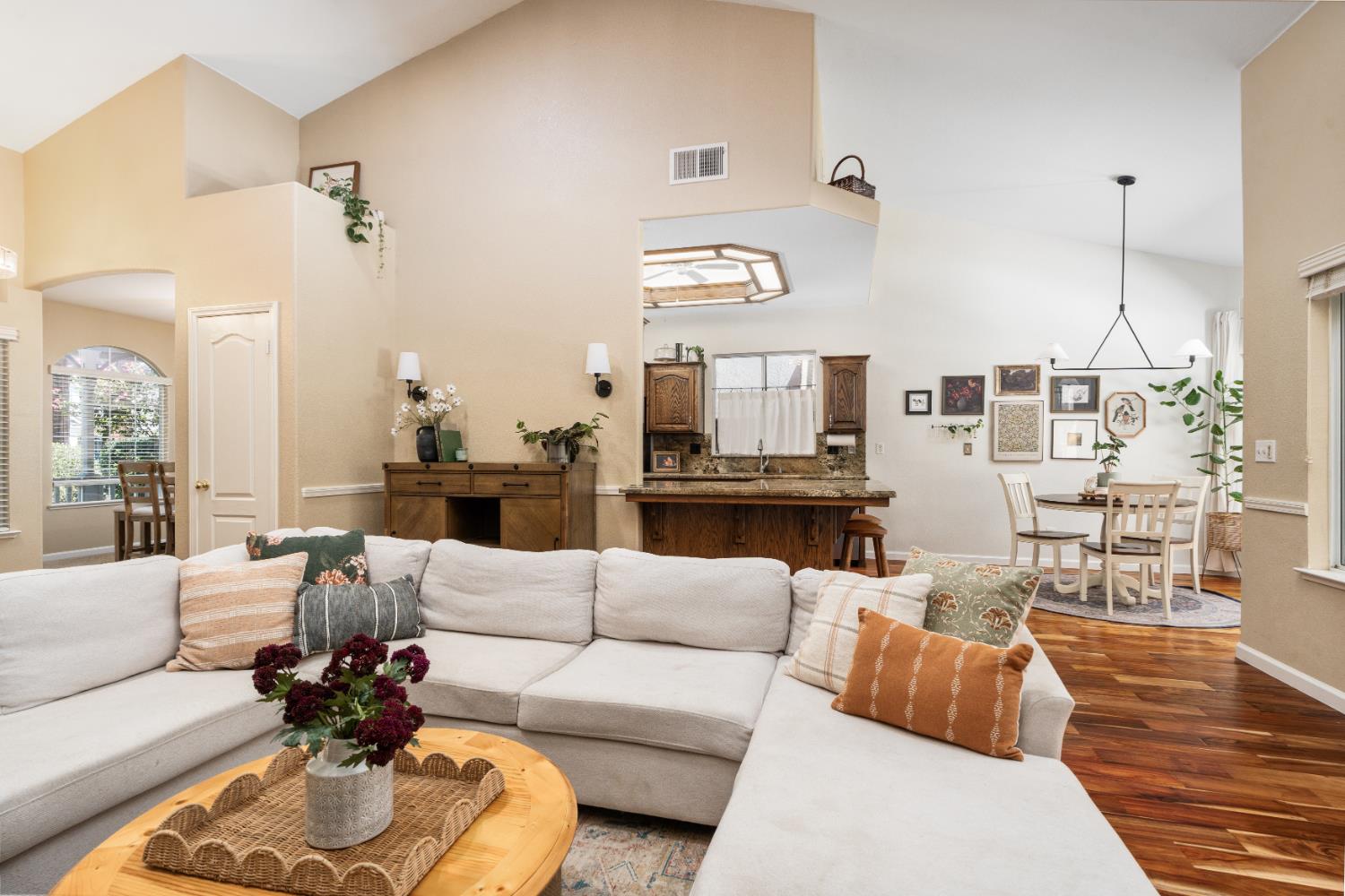 240 W Loyola Ave, Clovis, CA 93619