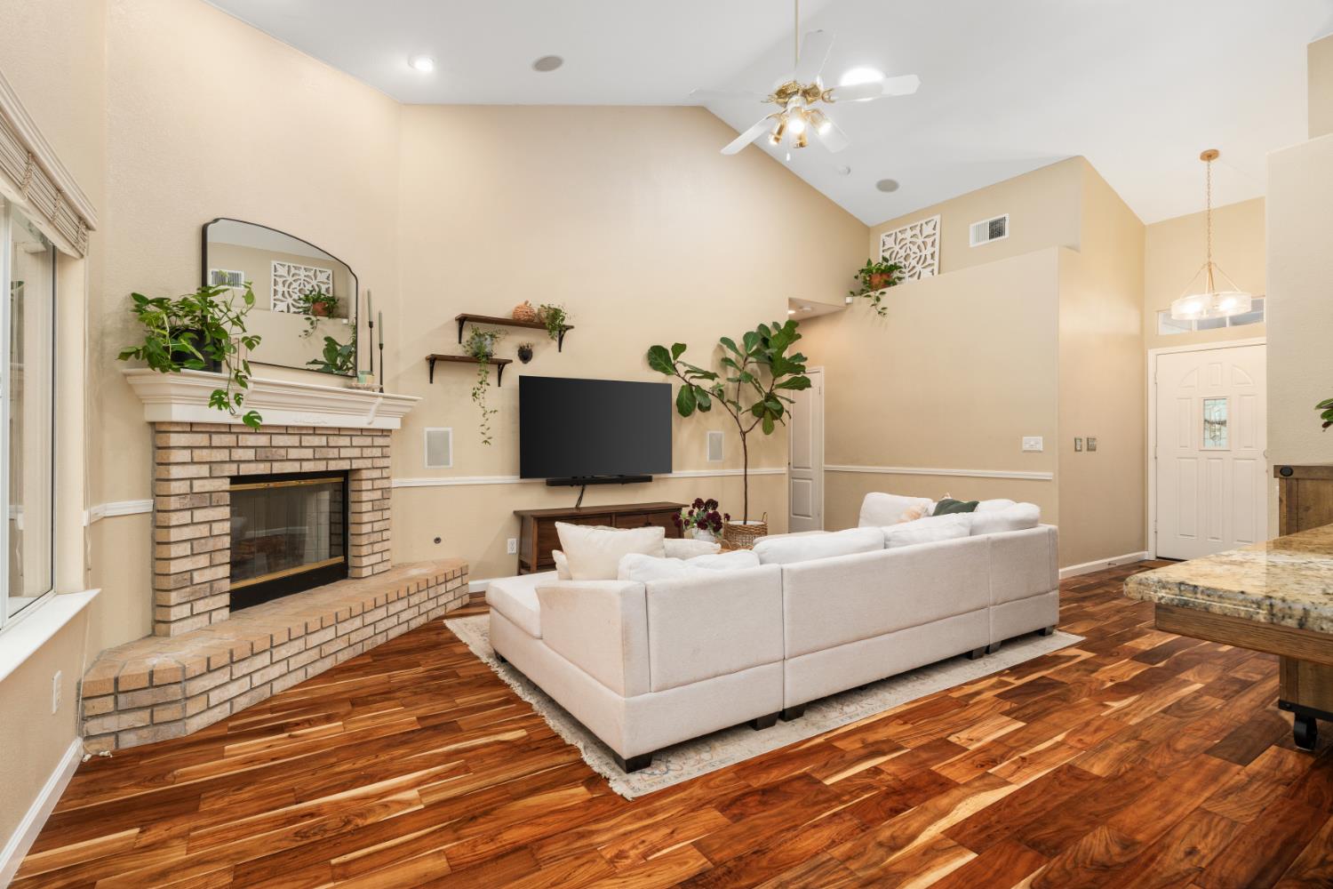 240 W Loyola Ave, Clovis, CA 93619