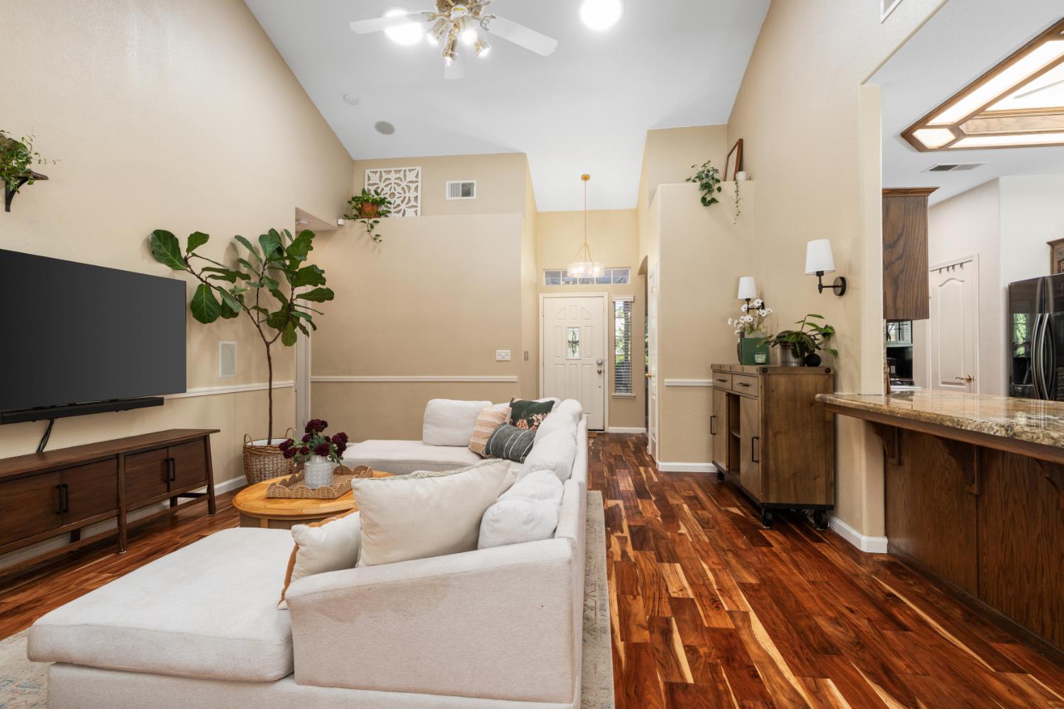 240 W Loyola Ave, Clovis, CA 93619