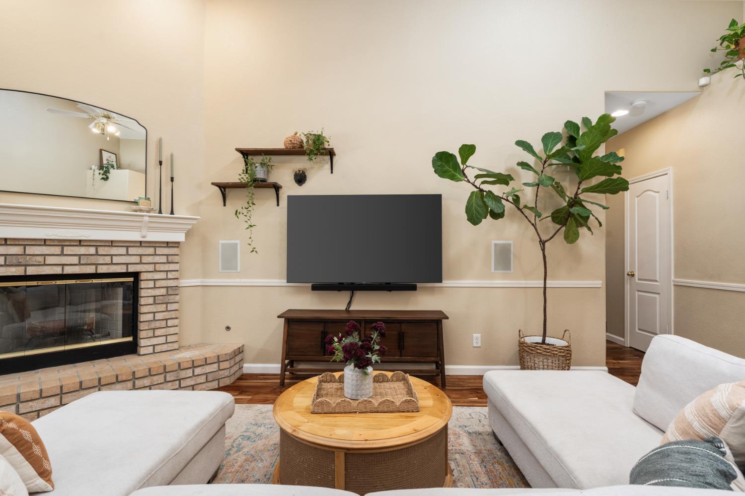 240 W Loyola Ave, Clovis, CA 93619