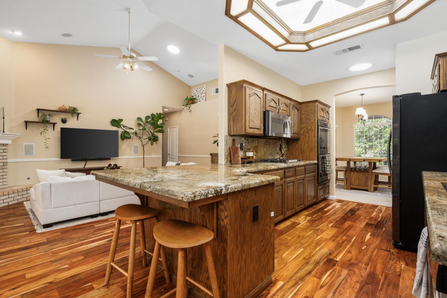 240 W Loyola Ave, Clovis, CA 93619