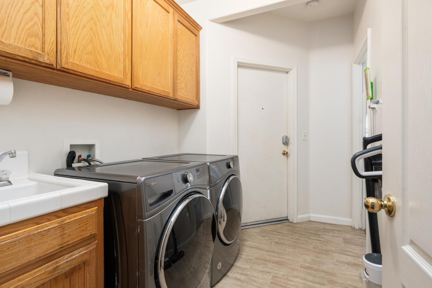 240 W Loyola Ave, Clovis, CA 93619