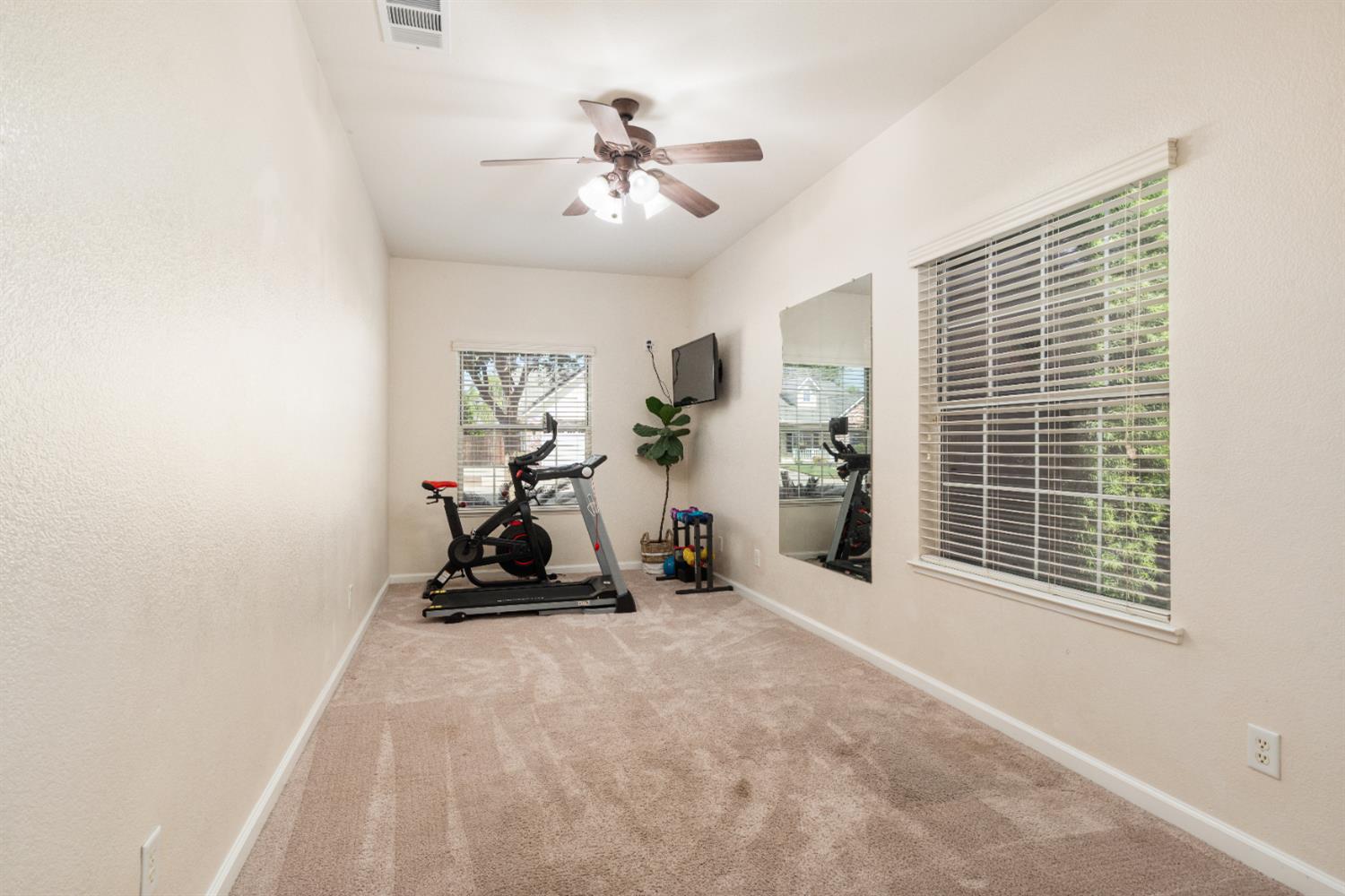 240 W Loyola Ave, Clovis, CA 93619