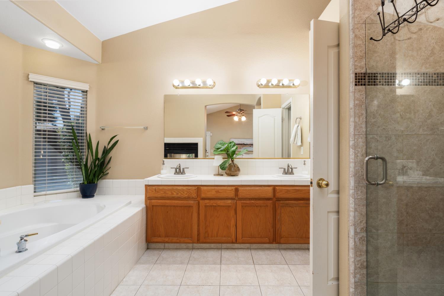 240 W Loyola Ave, Clovis, CA 93619