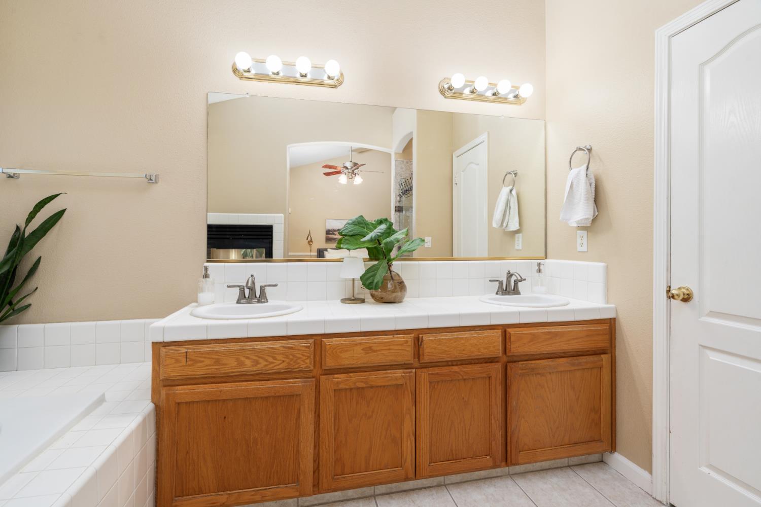 240 W Loyola Ave, Clovis, CA 93619