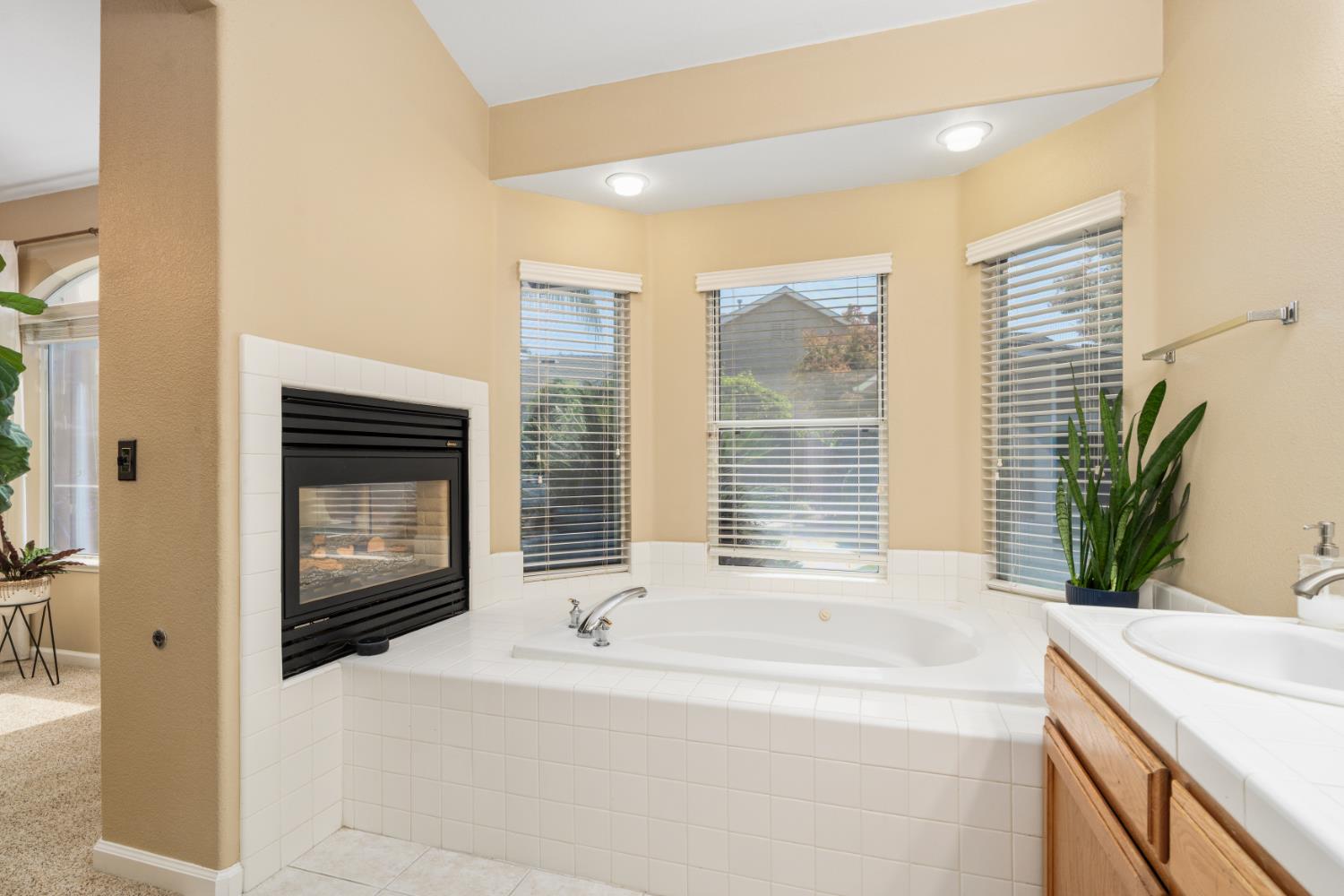240 W Loyola Ave, Clovis, CA 93619