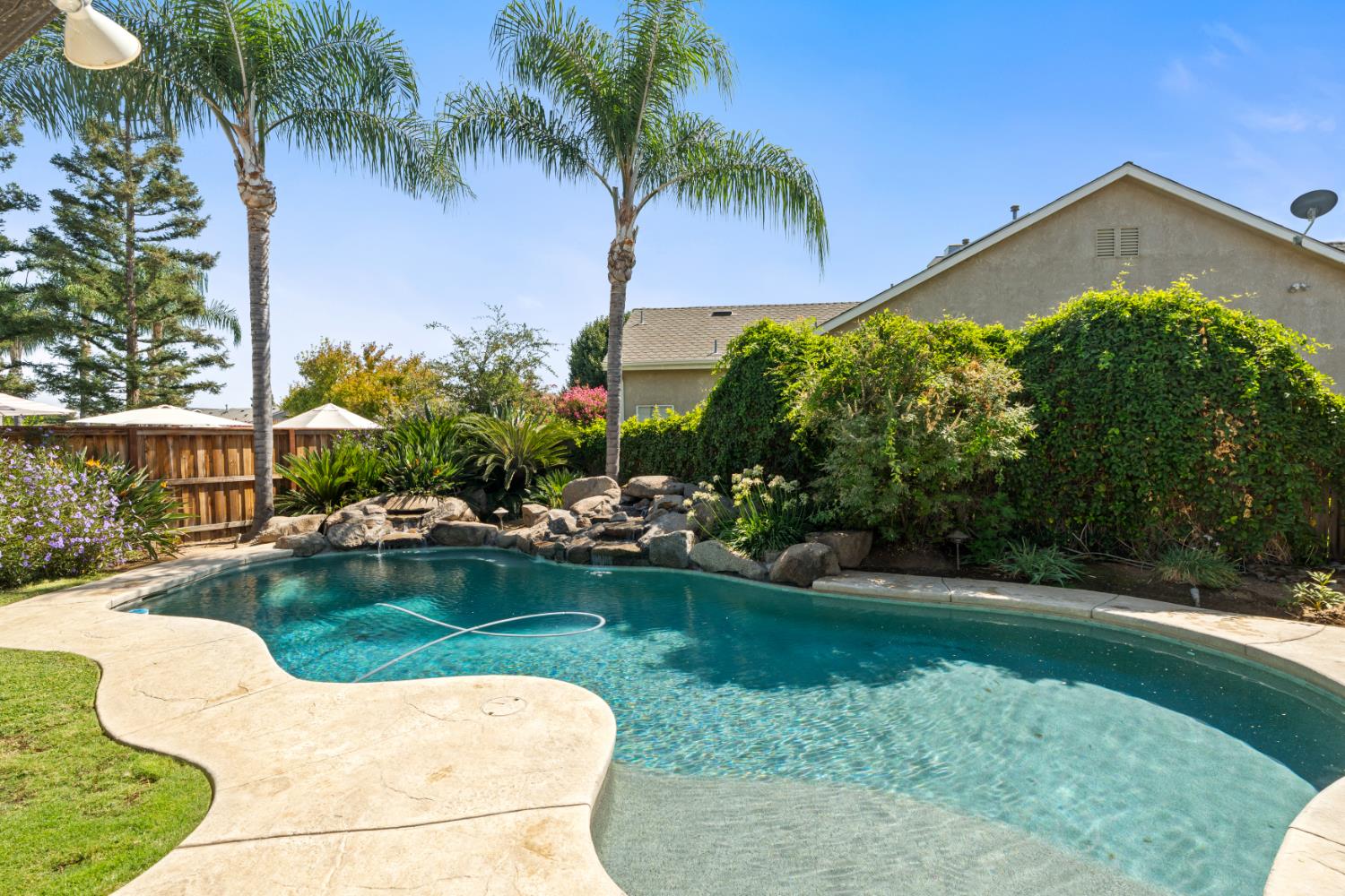 240 W Loyola Ave, Clovis, CA 93619