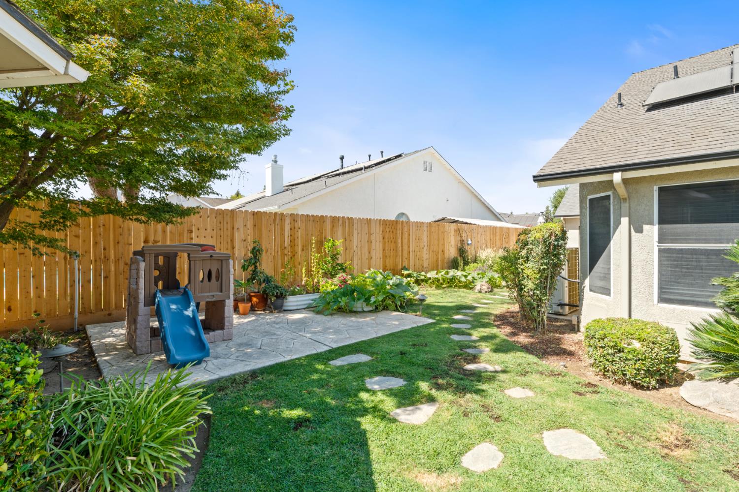 240 W Loyola Ave, Clovis, CA 93619