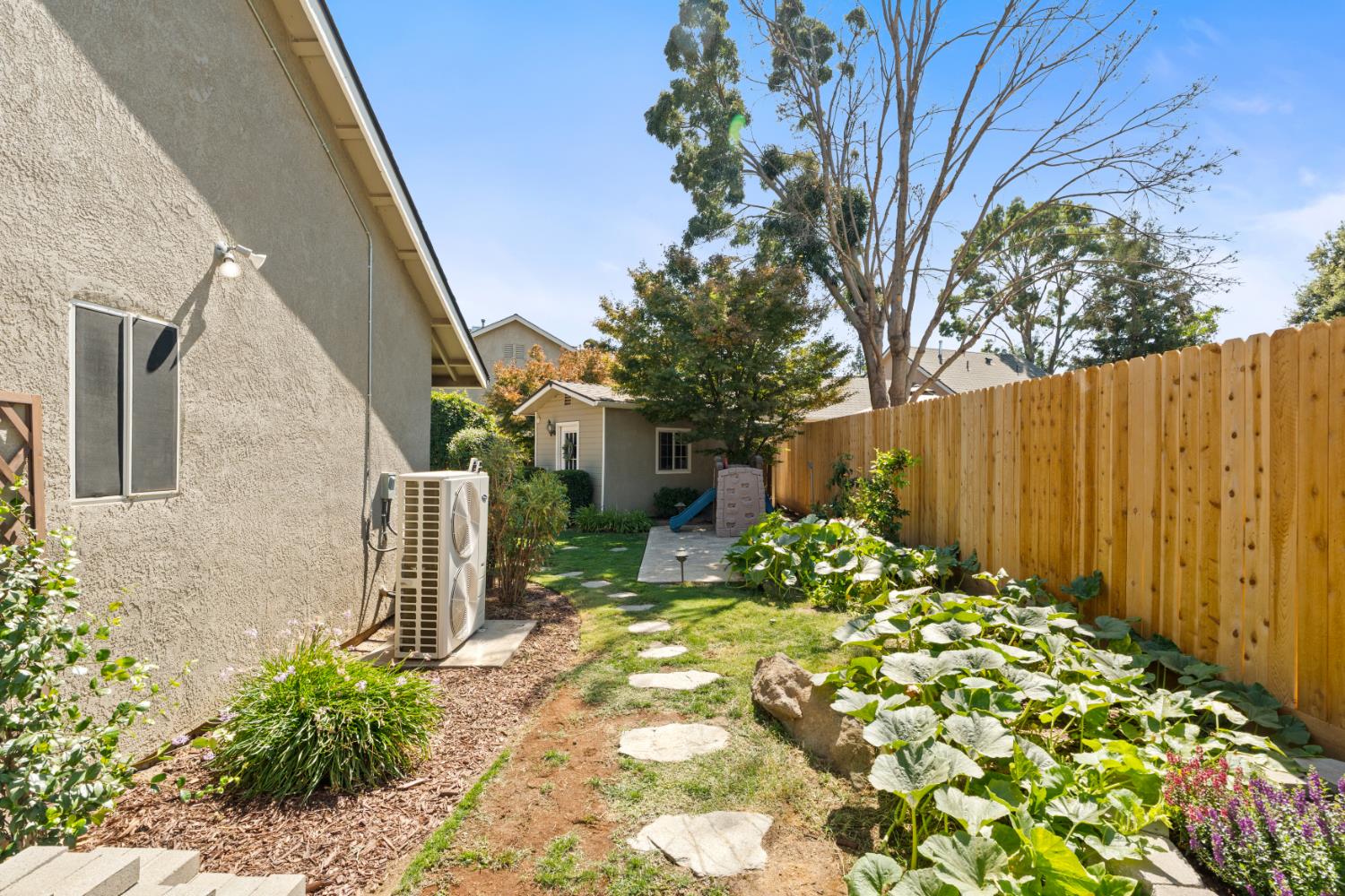 240 W Loyola Ave, Clovis, CA 93619