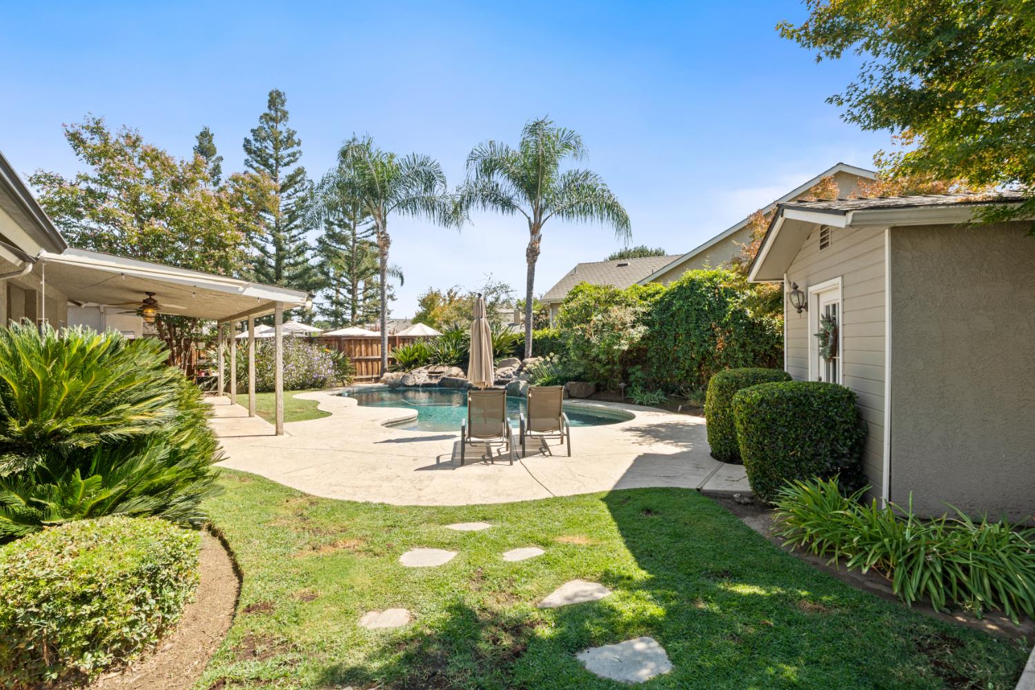 240 W Loyola Ave, Clovis, CA 93619