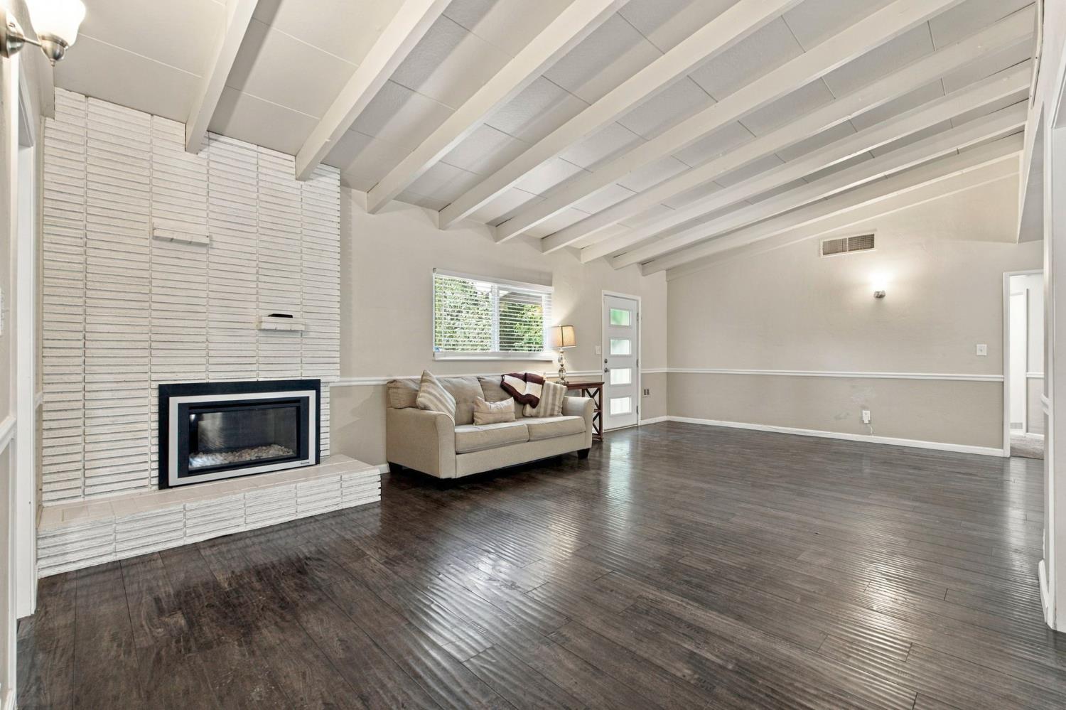 918 E Hampton Way, Fresno, CA 93704