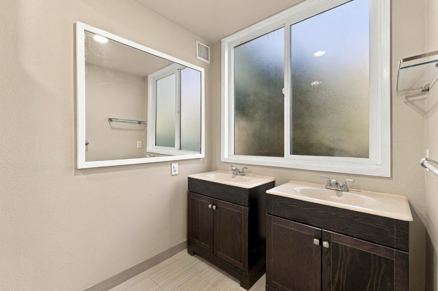 918 E Hampton Way, Fresno, CA 93704