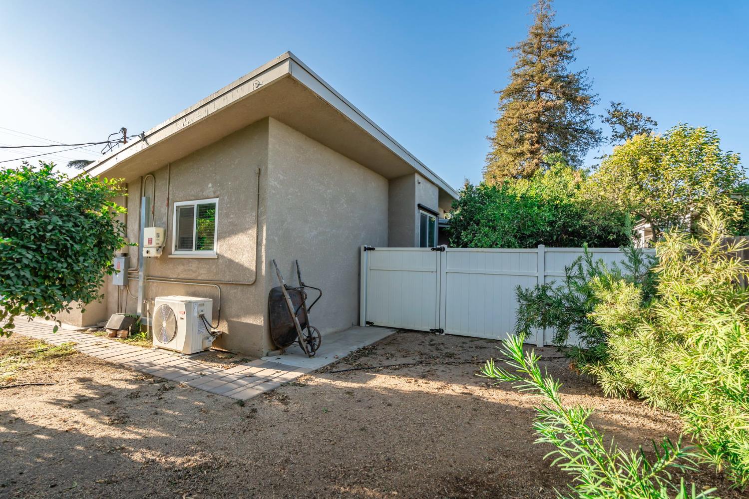 918 E Hampton Way, Fresno, CA 93704