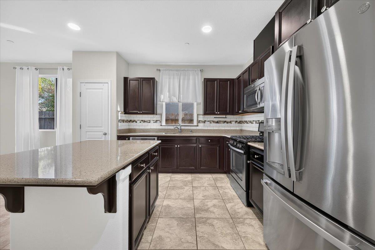 1140 S Carriage, Fresno, CA 93727