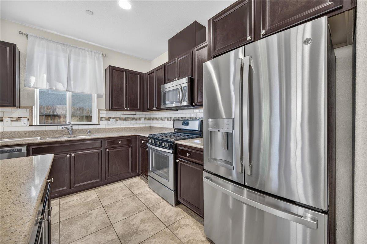 1140 S Carriage, Fresno, CA 93727