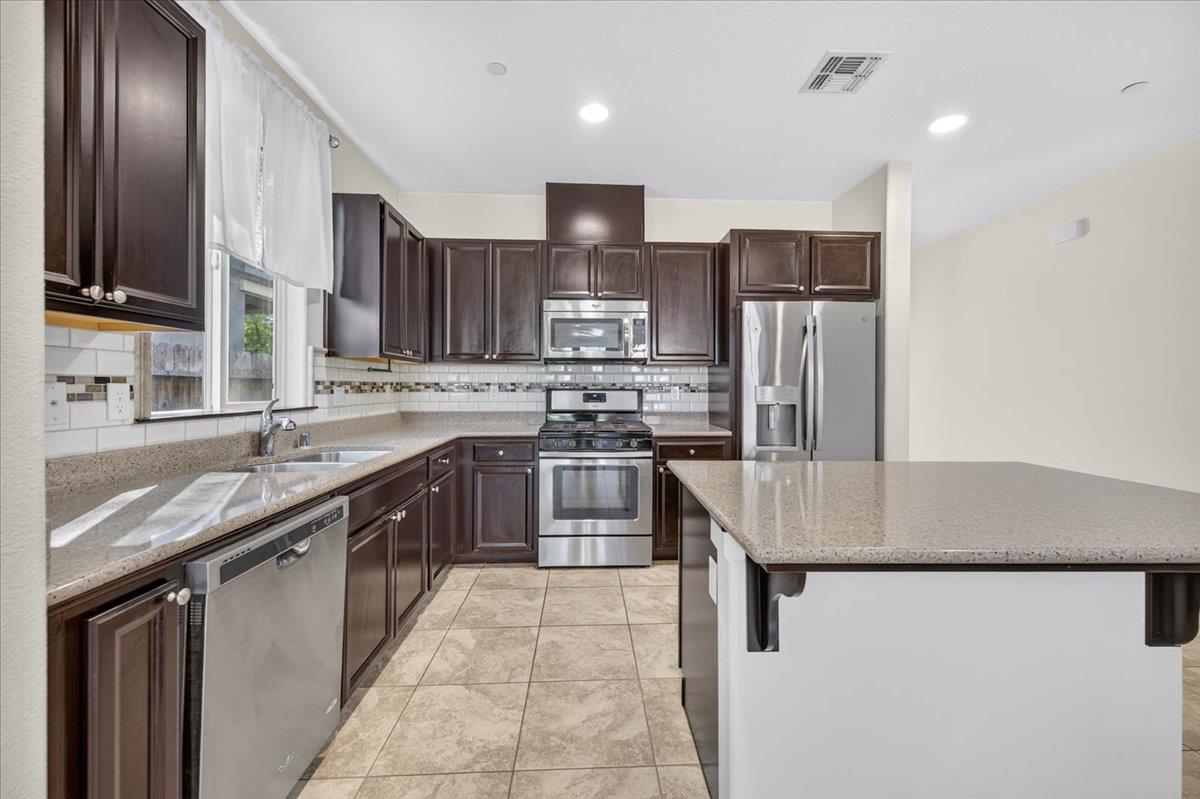 1140 S Carriage, Fresno, CA 93727